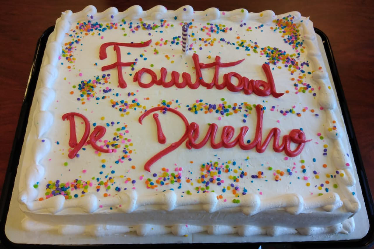  Pastel de celebración del 2do aniversario del nuevo edificio de la Facultad de Derecho.