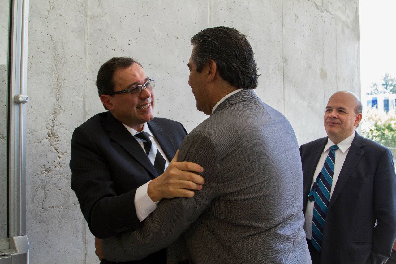 El señor decano, Dr. Alfredo Chirino Sánchez, celebrando la inauguración del nuevo edificio en compañía del profesor Dr. Álvaro Meza Lázarus. 