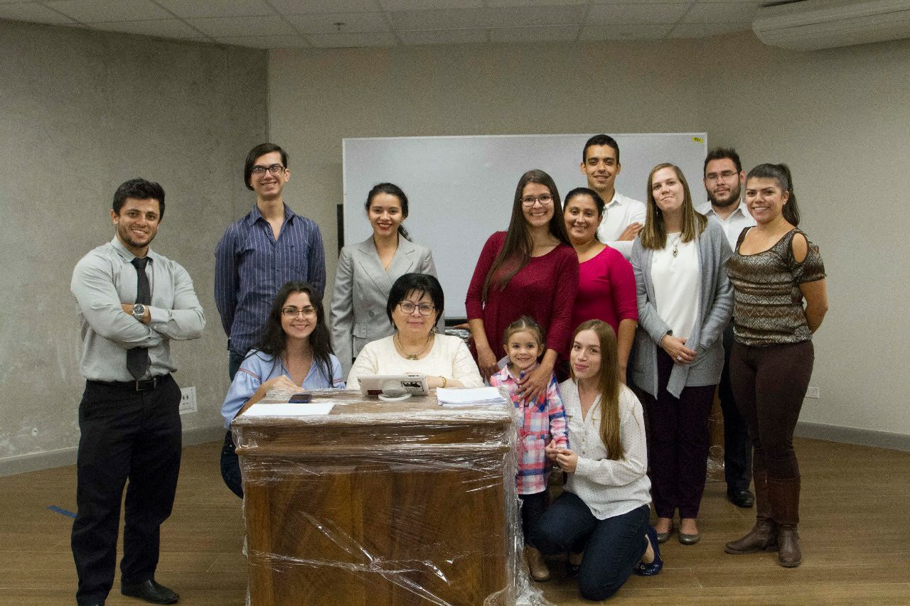 La profesora Licda. Esp. Ana Lucía Espinoza Blanco, estrenando una de las aulas del nuevo edificio en compañía de su grupo de estudiantes. 