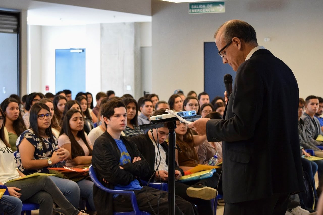 El profesor Dr. Erick Gatgens Gómez, inaugurando la primera sesión de inducción realizada en el nuevo edificio. 