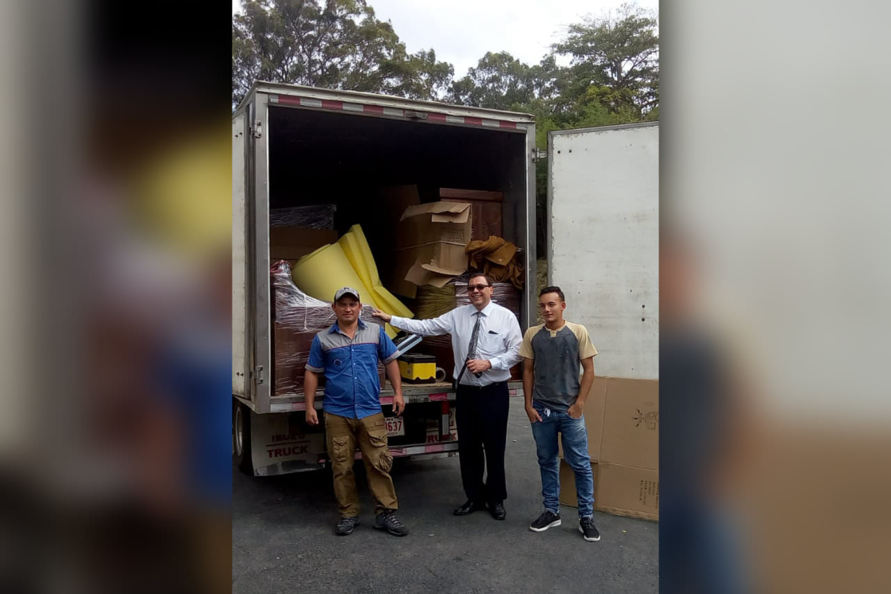 El señor decano, Dr. Alfredo Chirino Sánchez, en labores de supervisión del traslado de activos al nuevo edificio. 