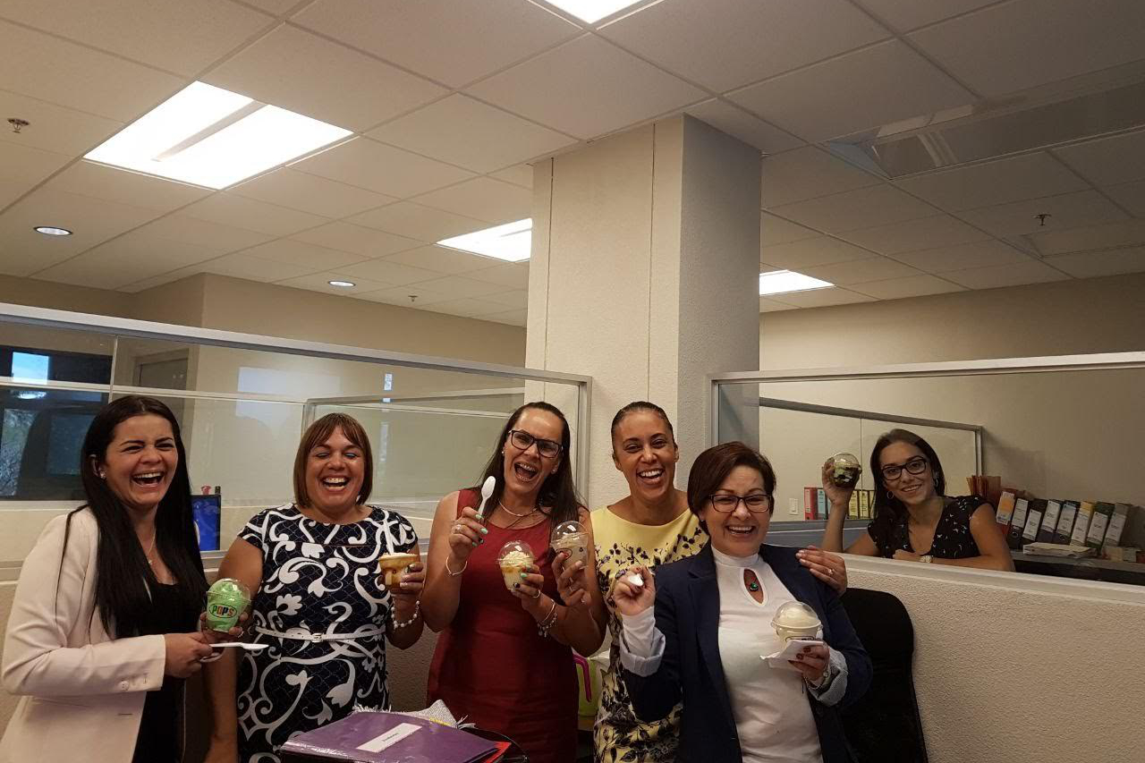 De izquierda a derecha: Evelyn Naranjo Gutierrez; Leda Murillo Delgado; Carmen Solís Ortega; Msc. Oky Thomas Méndez, Jefa Adminsitrativa de nuestra Facultad; Alexandra García Gonzalez; y Andrea Vega Alvarado, celebrando el inicio de labores en el nuevo edificio.