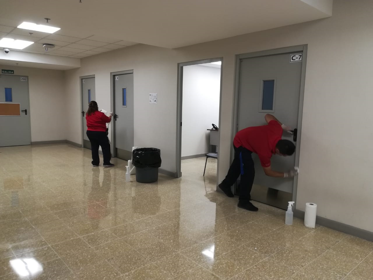 Compañeros del Área de Conserjería en labores pertinentes