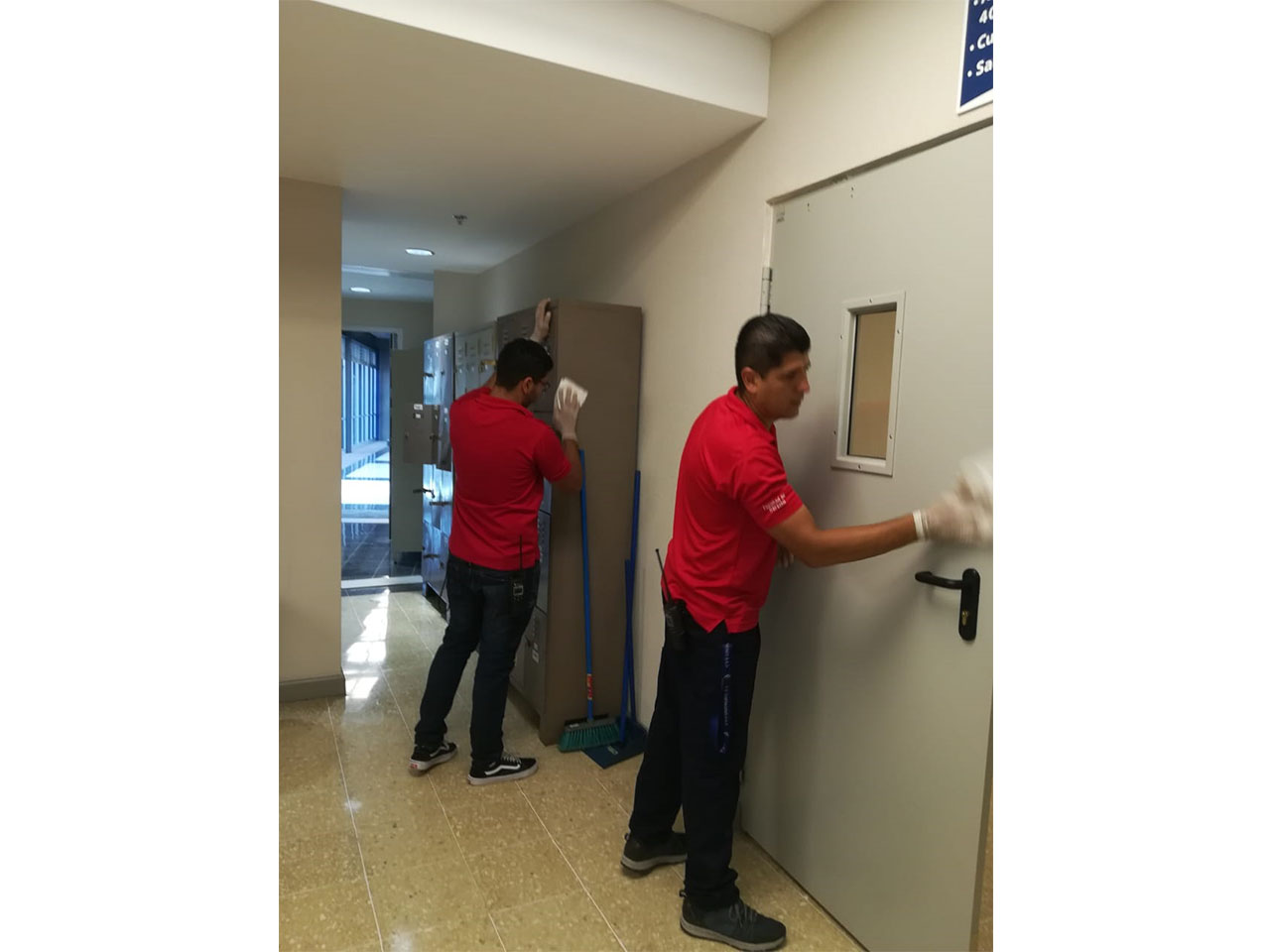 Compañeros del Área de Conserjería en labores pertinentes