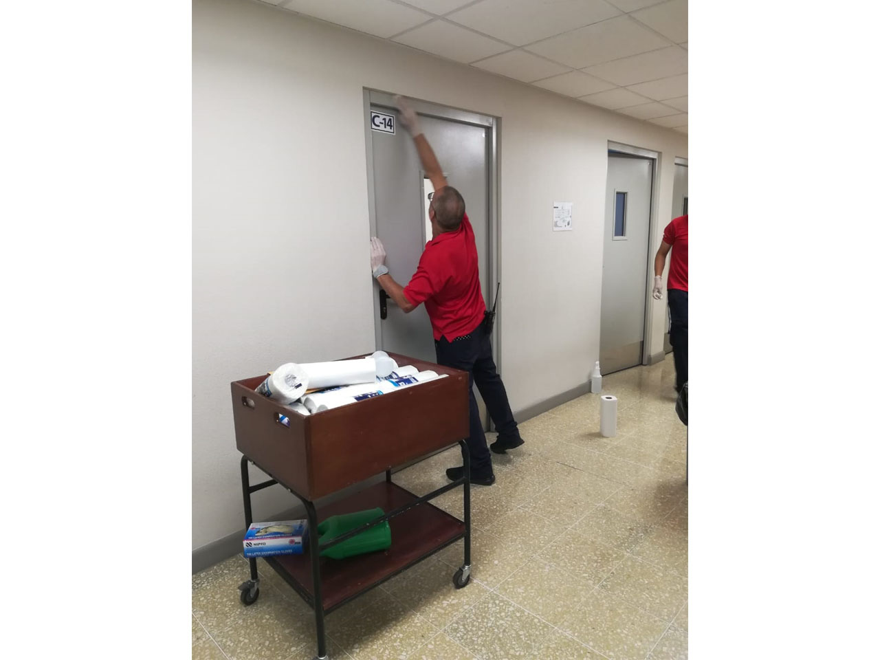 Compañeros del Área de Conserjería en labores pertinentes