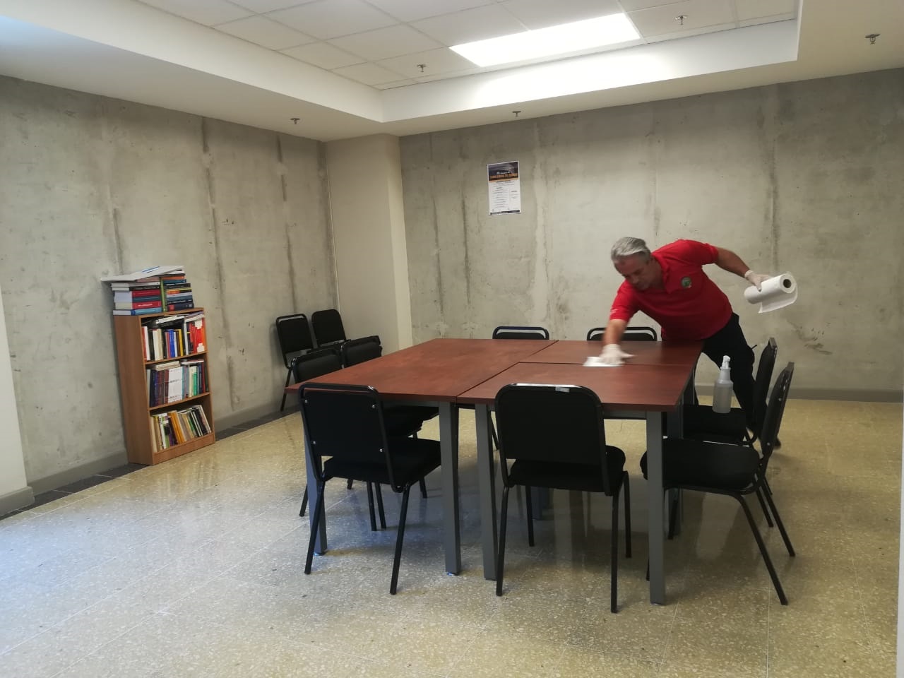 Compañeros del Área de Conserjería en labores pertinentes