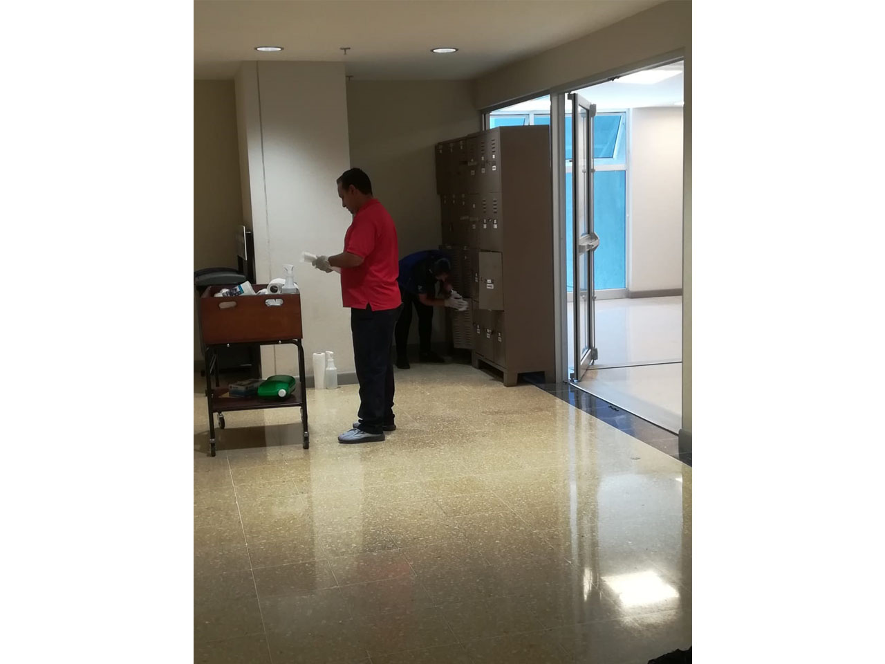 Compañeros del Área de Conserjería en labores pertinentes