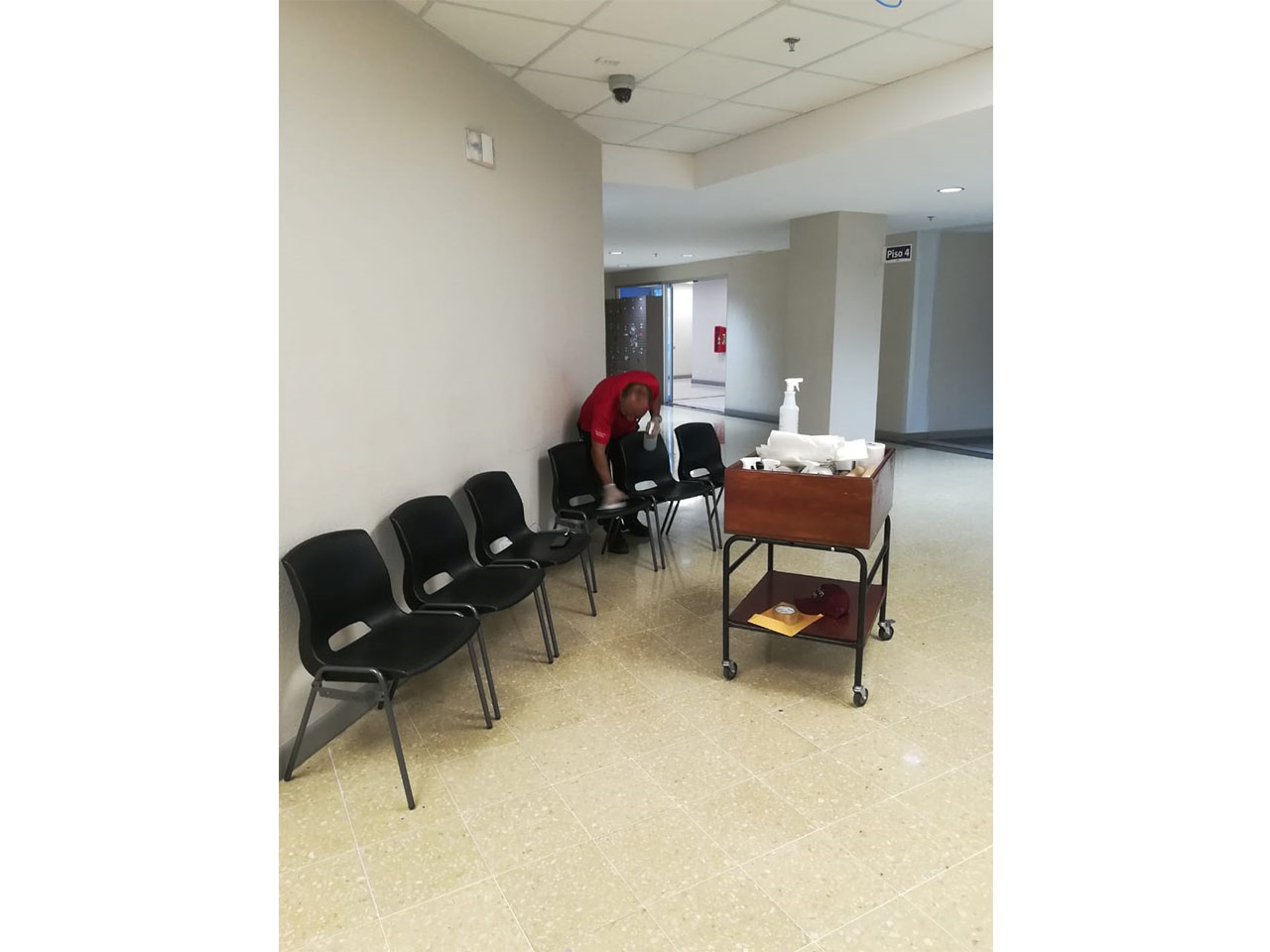 Compañeros del Área de Conserjería en labores pertinentes